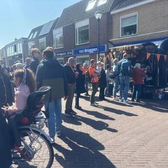 De Coffee Mati-truck op een zonnig dorpsplein