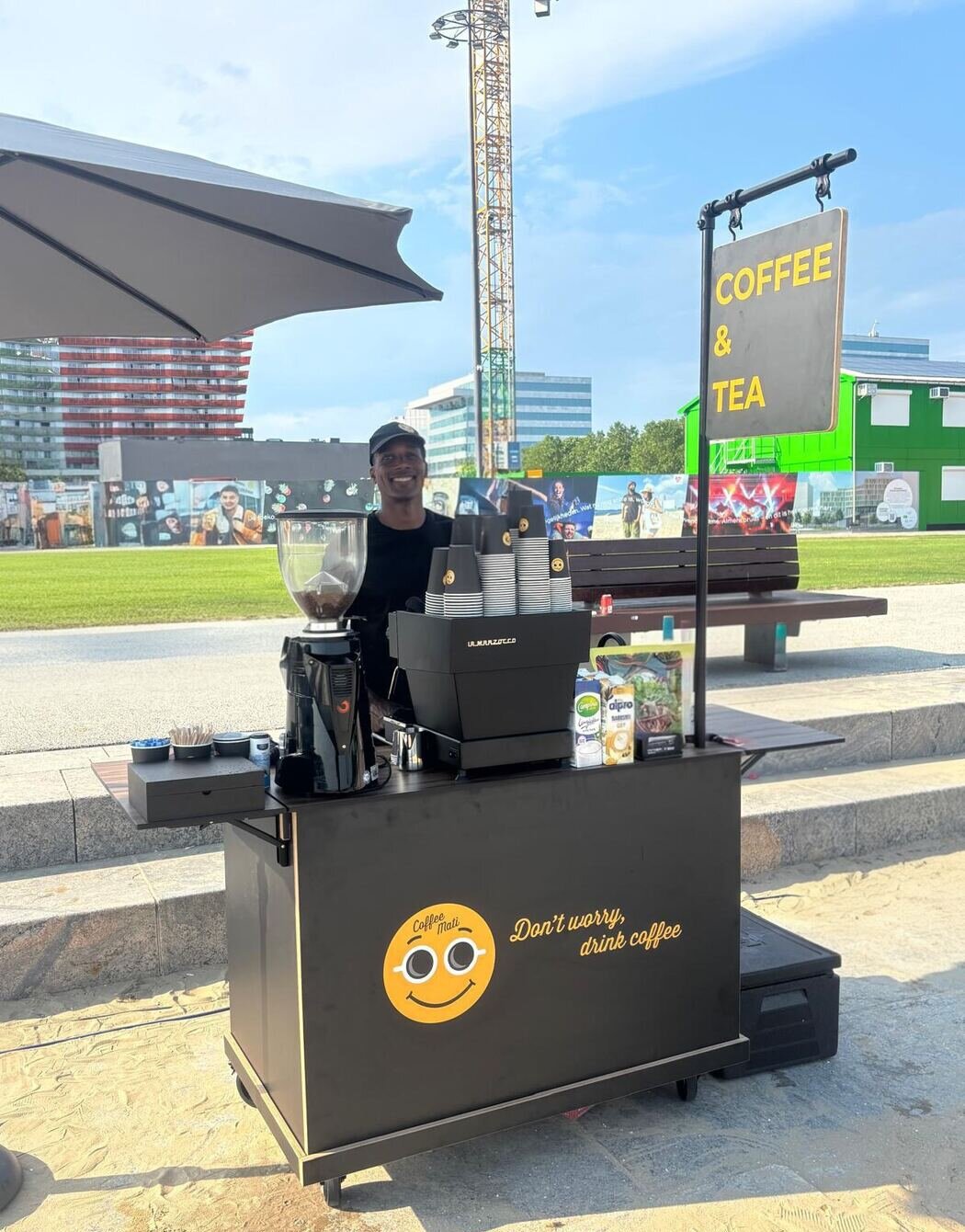 De mobiele koffiebar van Coffee Mati volledig opgesteld, met Jerry erachter