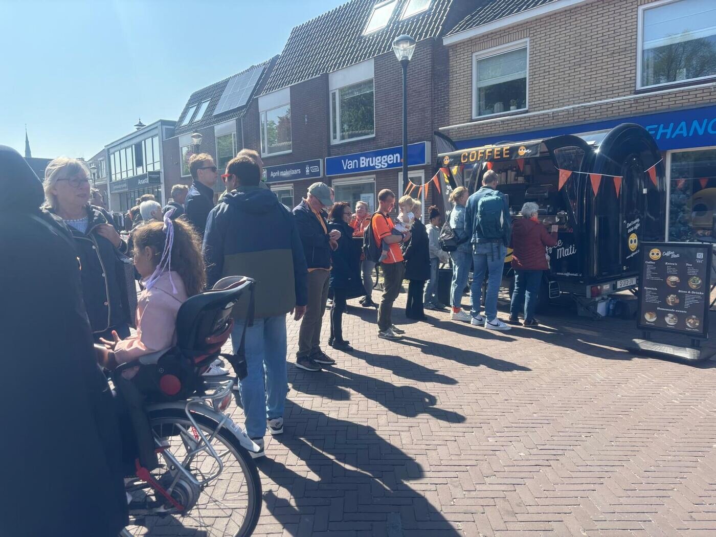 Rij wachtende gasten bij de Coffee Mati-truck
