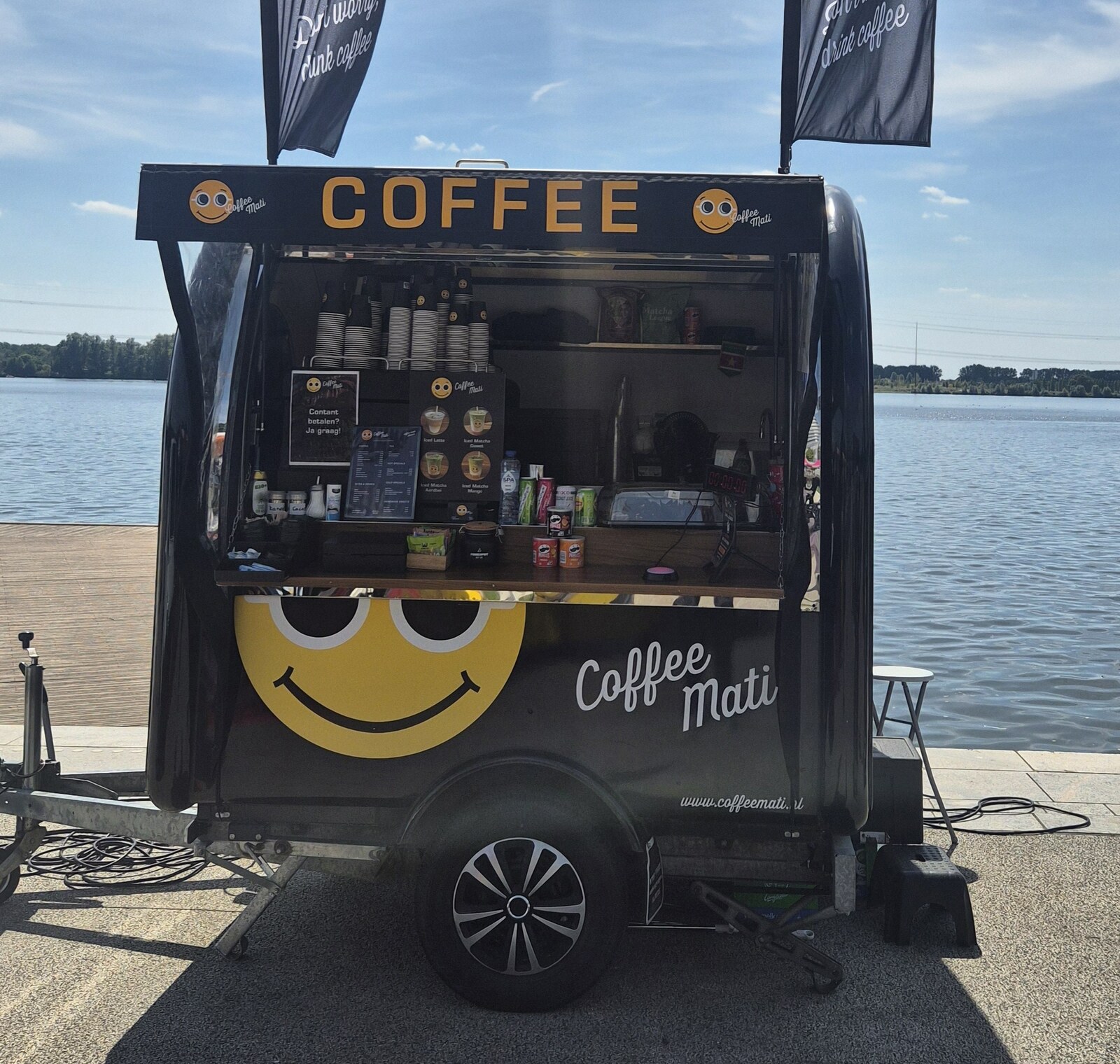 De Coffee Mati-truck aan het water, met het volledige COFFEE-opschrift en de smiley goed zichtbaar