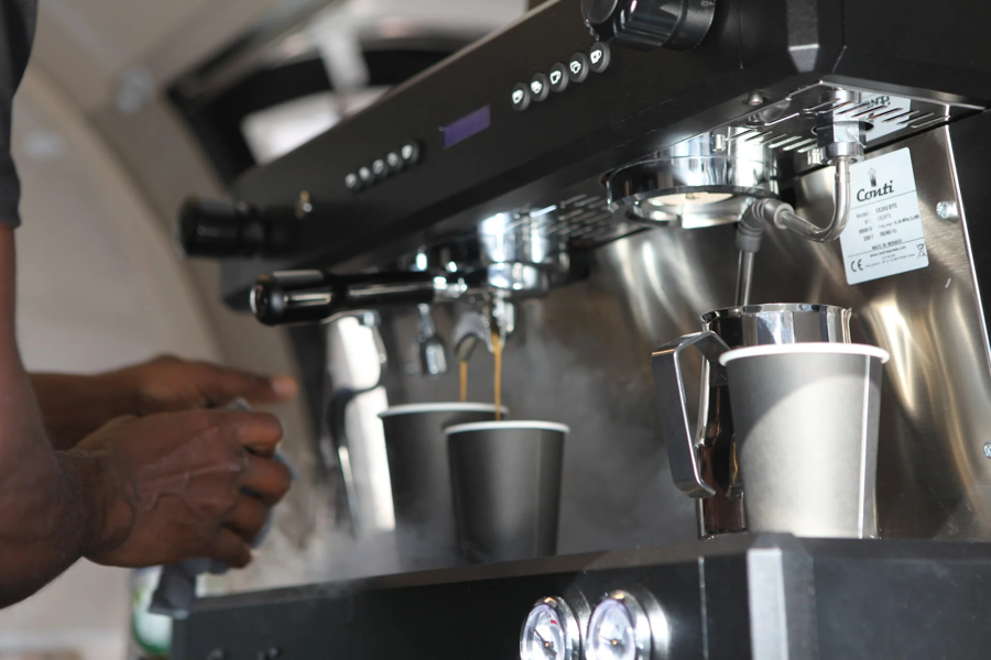 Verse espresso wordt gezet op de espressomachine in de truck